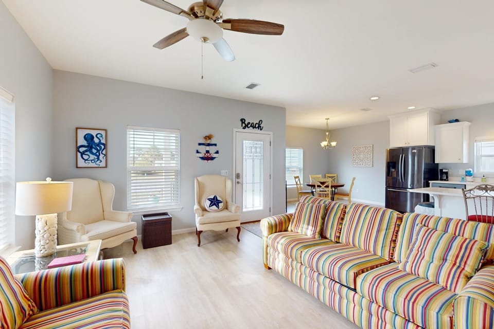Family-friendly home with central air conditioning screened-in porch and WiFi House in Mexico Beach