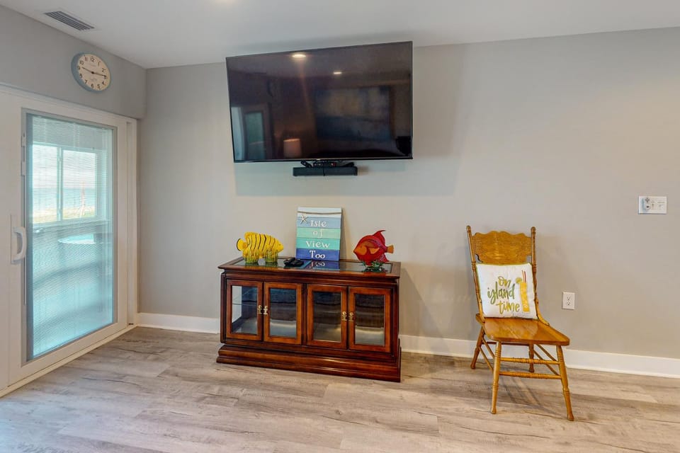 Updated home across from beach with firepit sunroom & fast WiFi - snowbirds OK House in Mexico Beach
