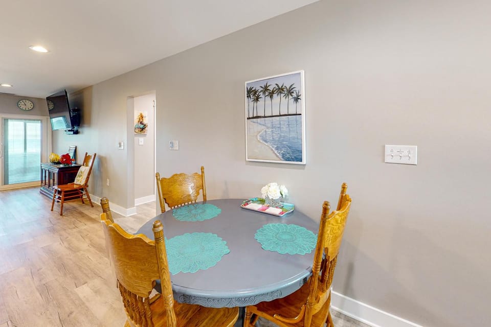 Updated home across from beach with firepit sunroom & fast WiFi - snowbirds OK House in Mexico Beach