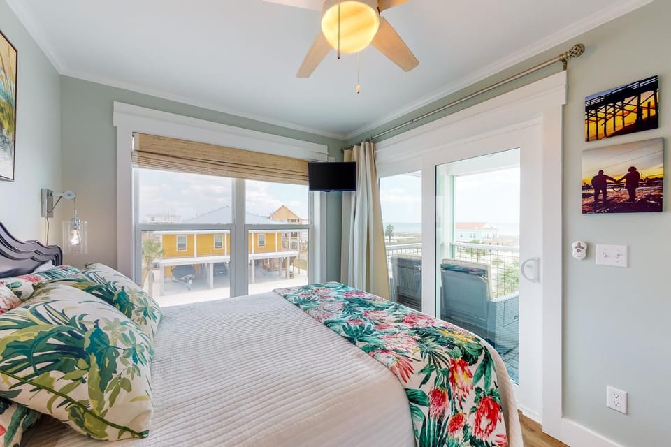 Newly built cottage with historical details WiFi & central AC - steps to beach House in Mexico Beach