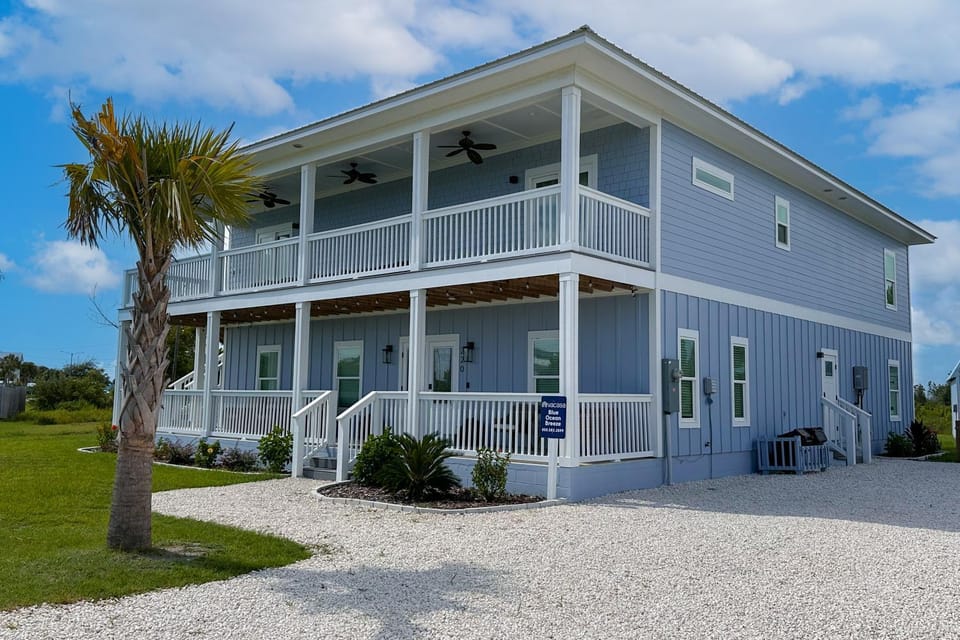 Gorgeous new beach home with decks & screened porch - pack your suitcase & go House in Mexico Beach