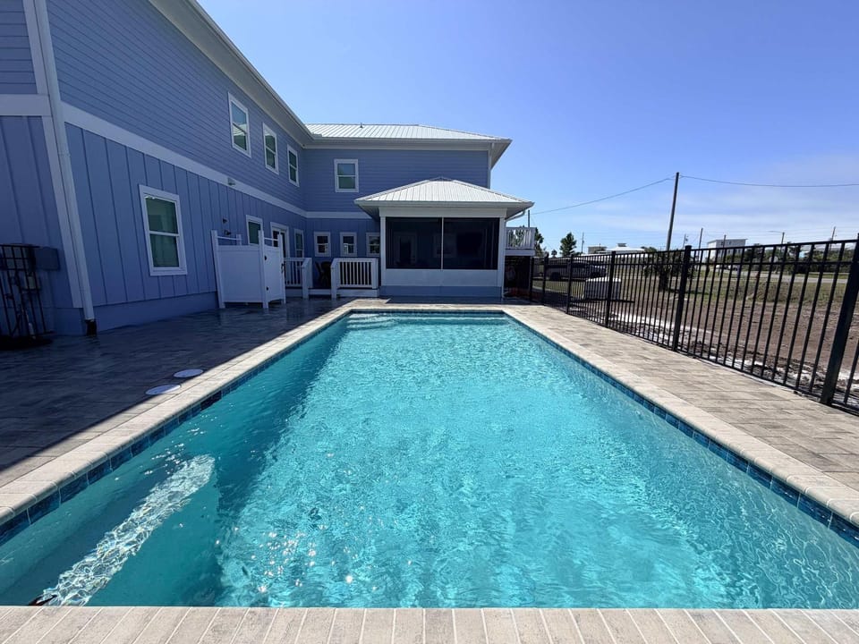 Gorgeous new beach home with decks & screened porch - pack your suitcase & go House in Mexico Beach