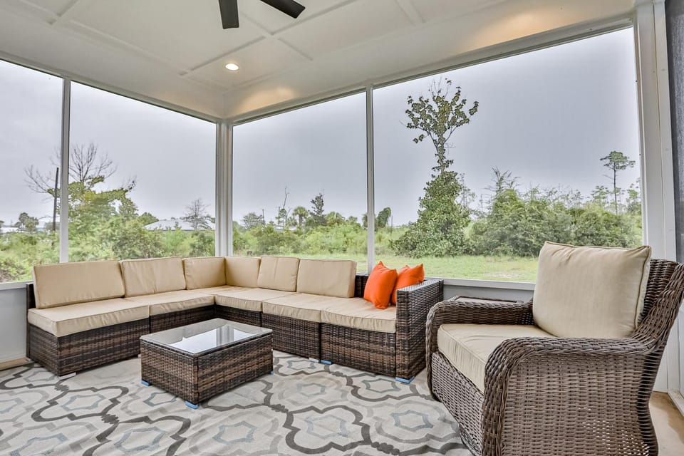 Gorgeous new beach home with decks & screened porch - pack your suitcase & go House in Mexico Beach