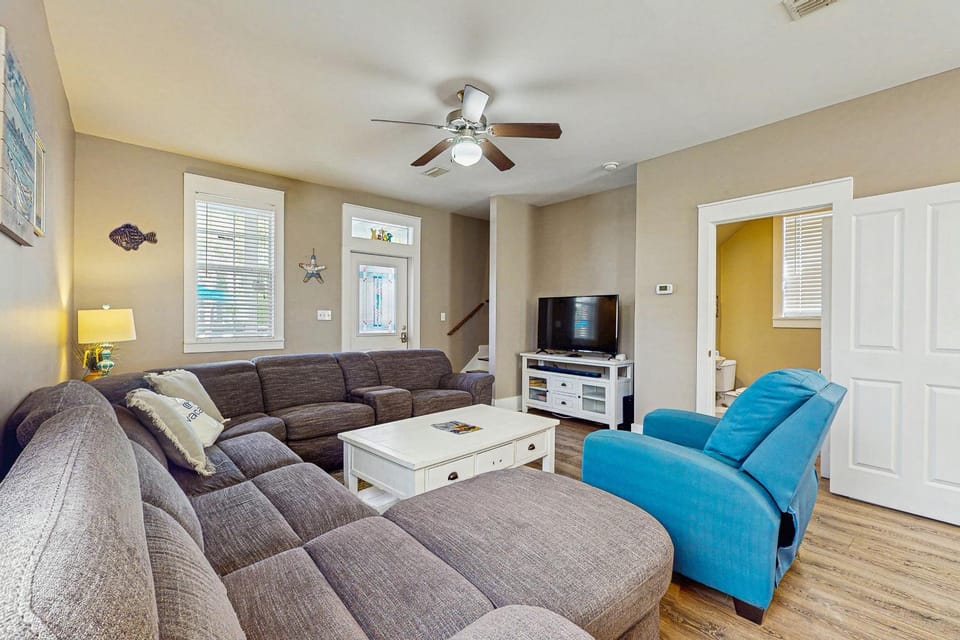 Welcoming Cottage with Hot Tub - 1 Mile to Windmark Beach House in Florida