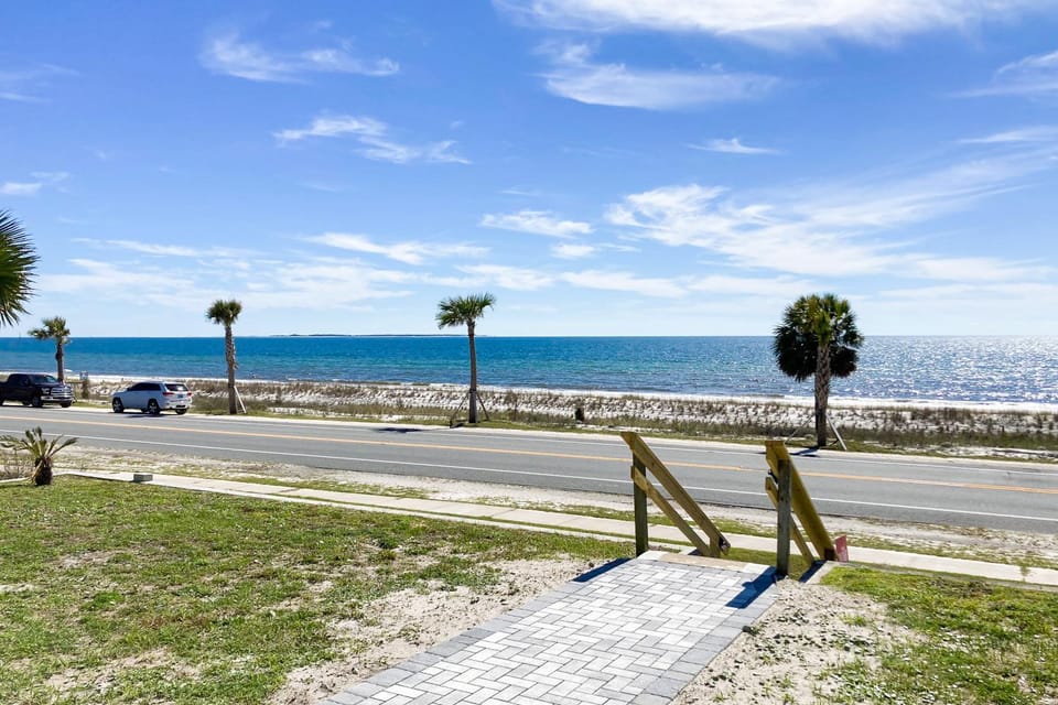 Gulf view getaway across from the beach with sunrooms gas grills AC & yard House in Mexico Beach