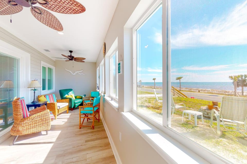 Gulf view getaway across from the beach with sunrooms gas grills AC & yard House in Mexico Beach