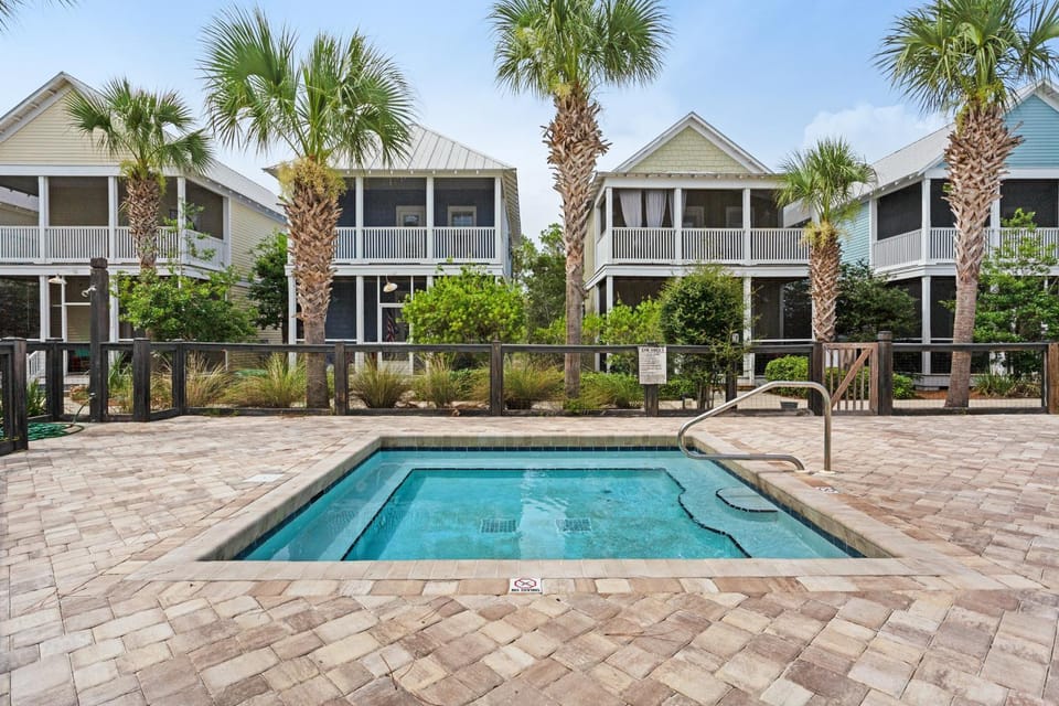 Charming Cottage with Hot Tub Fitness Center & Nature Trails House in Florida