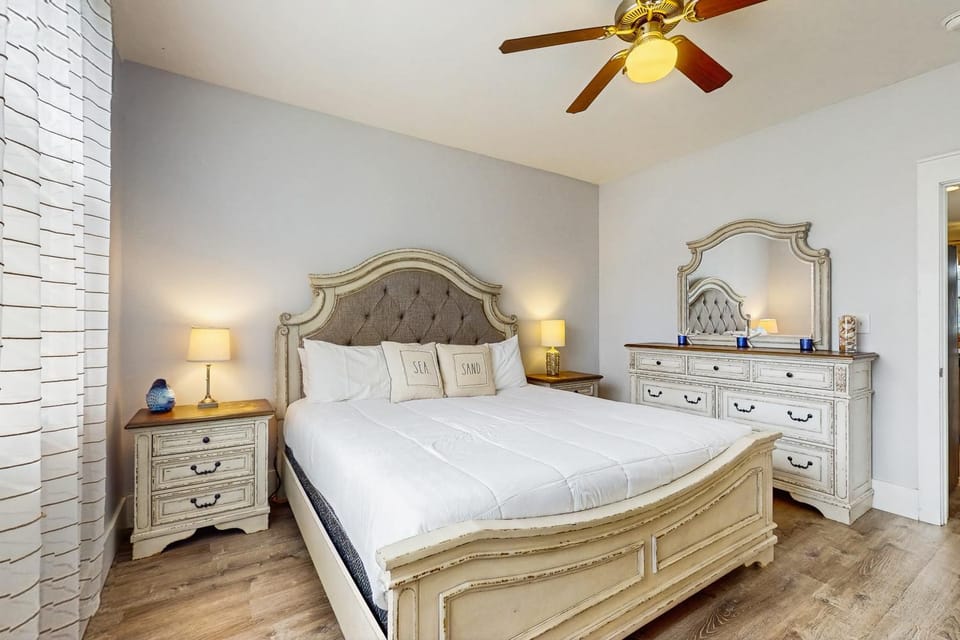Beautiful home in a gated community with porches & shared pool hot tub House in Florida