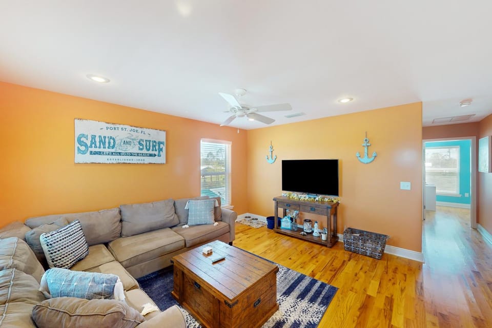 Dog-friendly home blocks from the beach with patio balcony & outdoor shower House in Florida