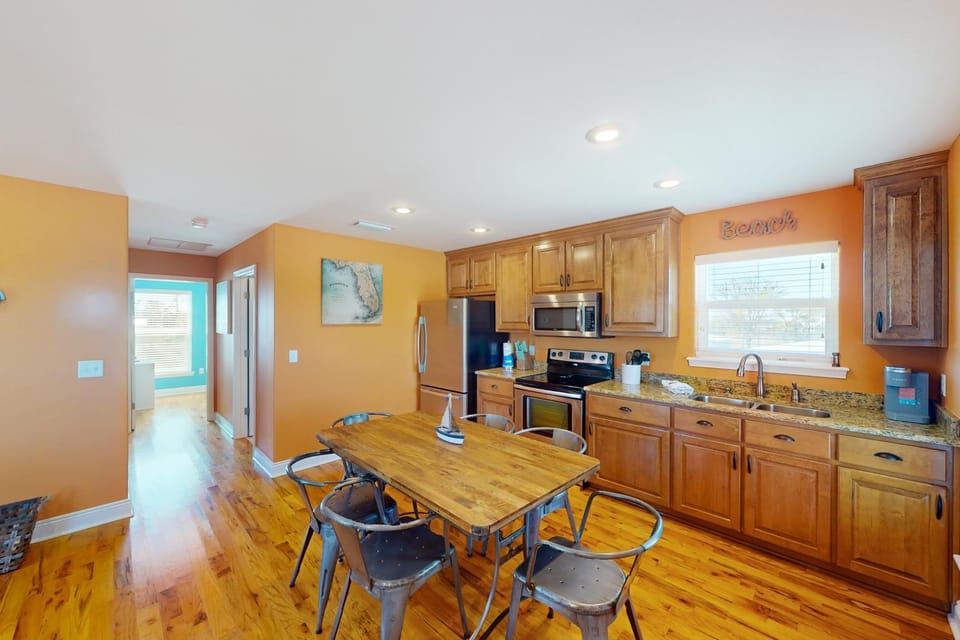 Dog-friendly home blocks from the beach with patio balcony & outdoor shower House in Florida