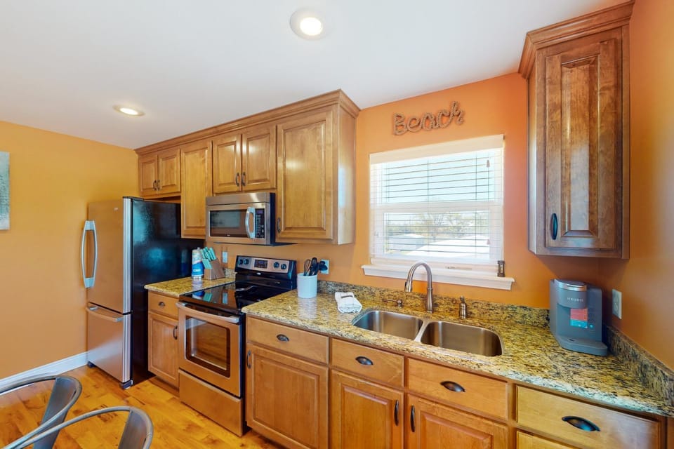 Dog-friendly home blocks from the beach with patio balcony & outdoor shower House in Florida