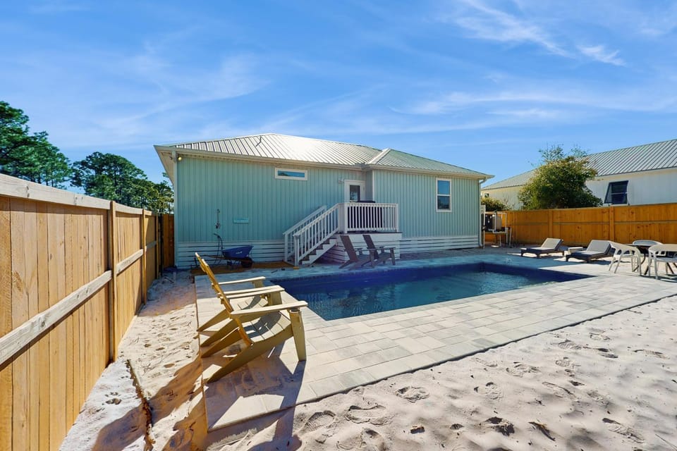 Beach retreat with open layout AC private pool fire pit & grill House in Florida