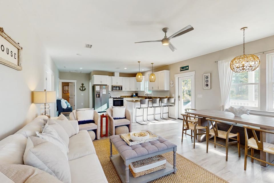 Beach retreat with open layout AC private pool fire pit & grill House in Florida