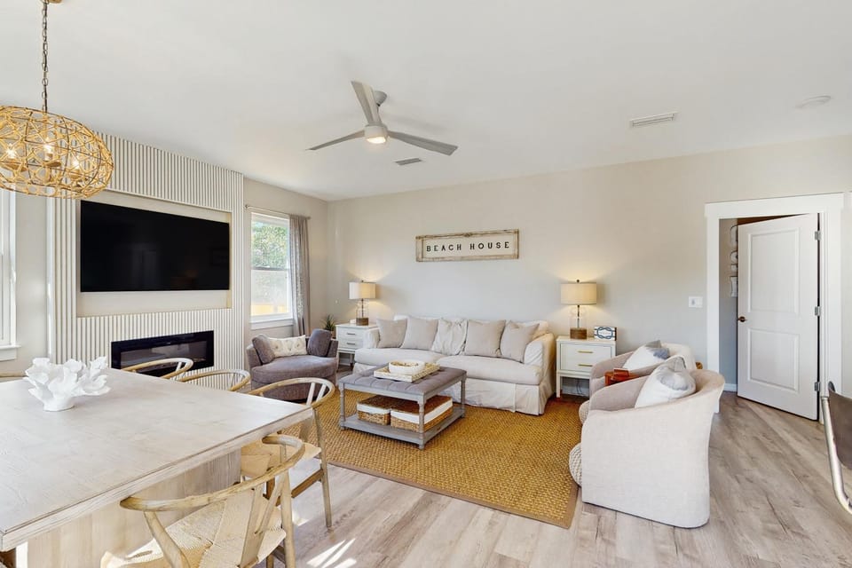 Beach retreat with open layout AC private pool fire pit & grill House in Florida