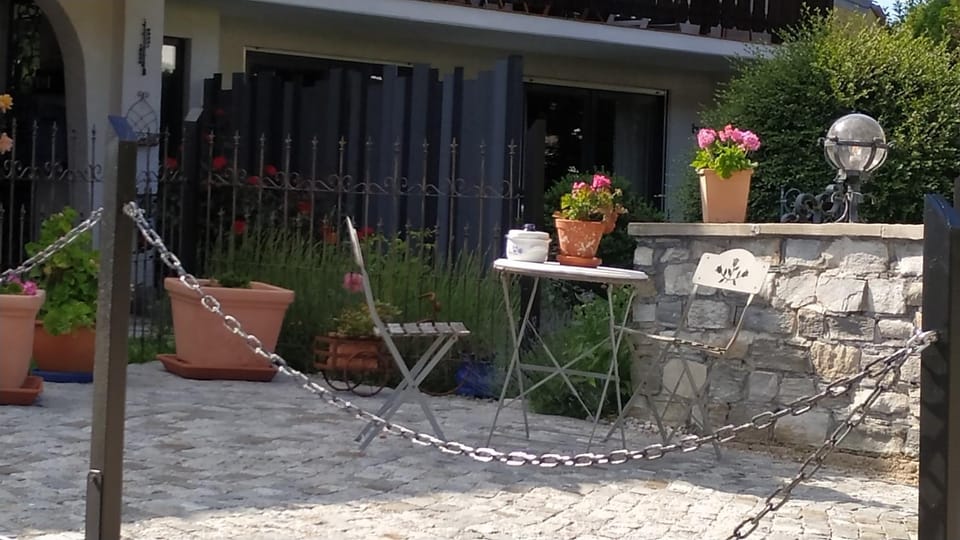 Patio, Facade/entrance