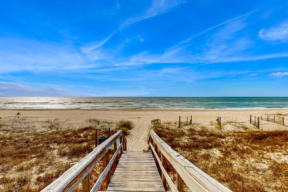 Great dog-friendly home with Gulf views shared pool just steps from the Gulf House in Saint George Island