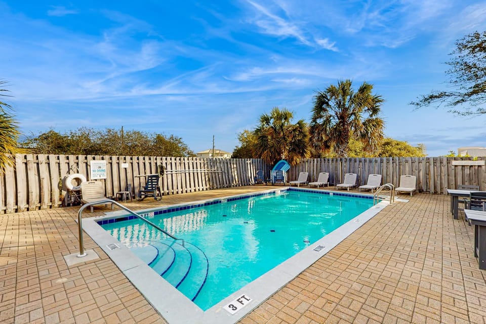 Great dog-friendly home with Gulf views shared pool just steps from the Gulf House in Saint George Island