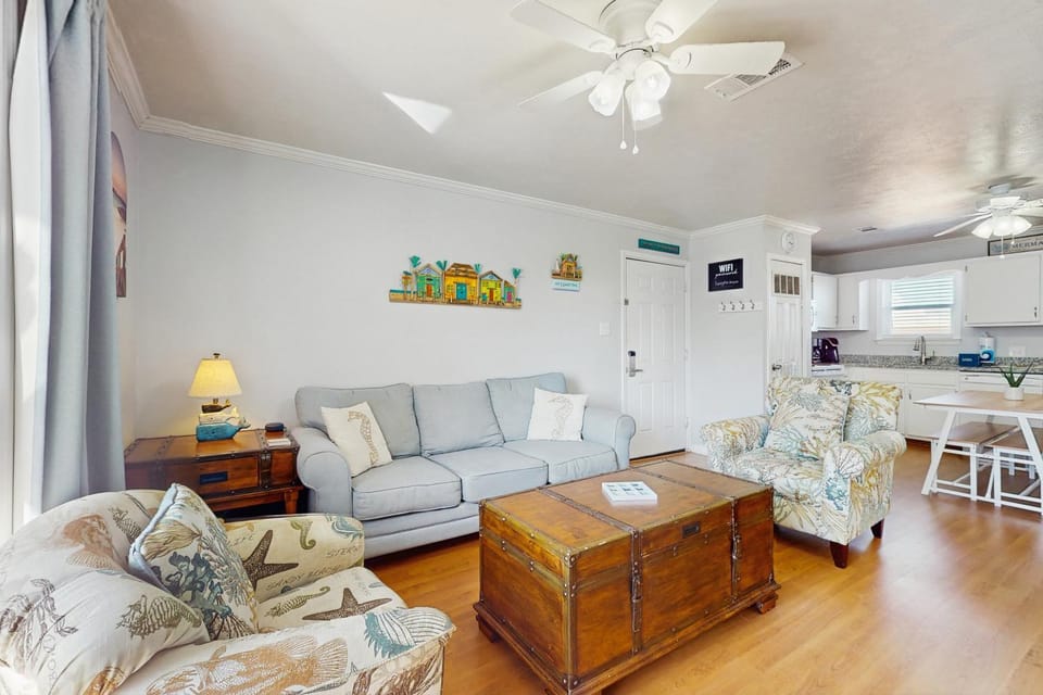Cozy sound side condo with shared pool Close to shopping and beach House in Okaloosa Island
