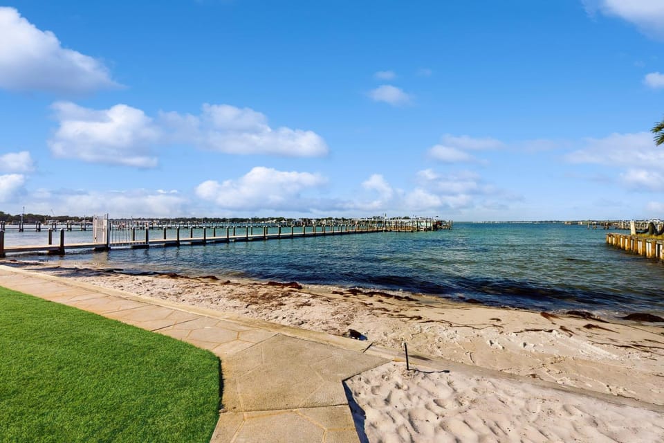 Cozy sound side condo with shared pool Close to shopping and beach House in Okaloosa Island