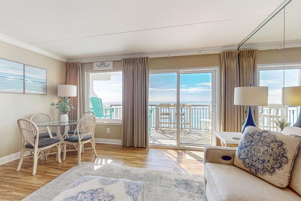 Cozy beachfront home with shared pool private balcony and beach access House in Okaloosa Island