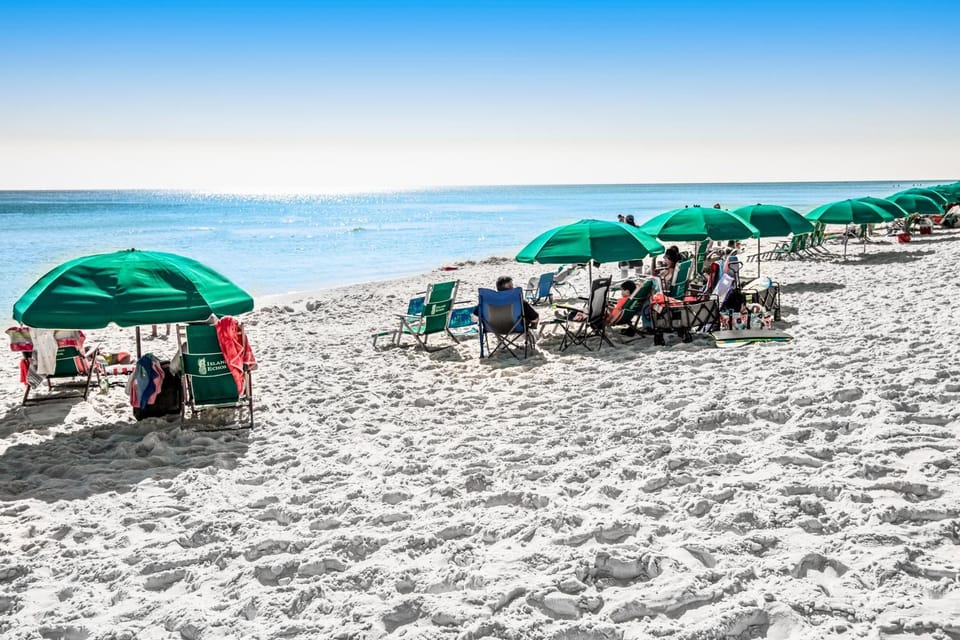 Oceanfront condo with balcony AC W&D pool & tennis court - great views House in Okaloosa Island