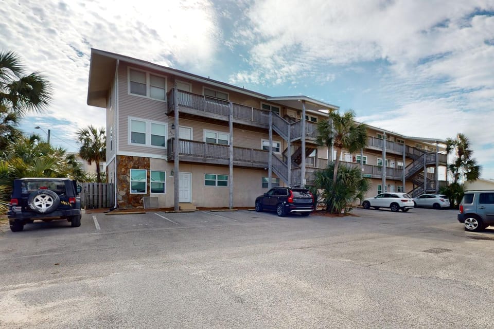 Cozy coastal condo dog friendly gulf view and close to beach access House in Okaloosa Island