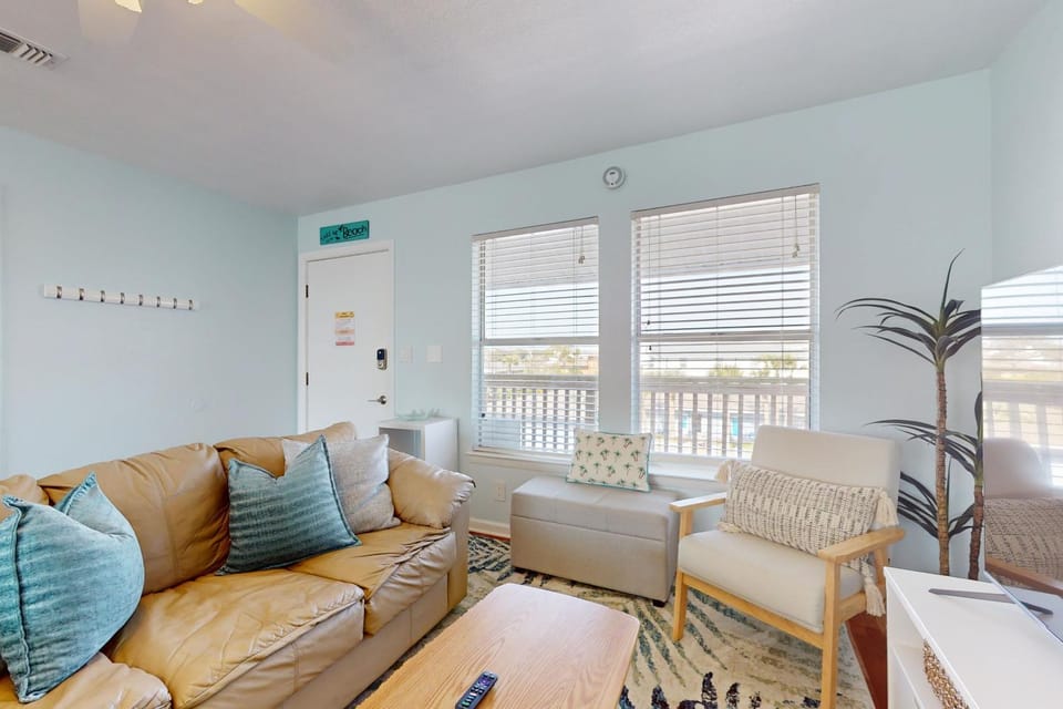 Cozy coastal condo dog friendly gulf view and close to beach access House in Okaloosa Island