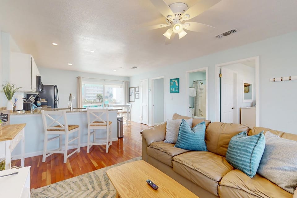 Cozy coastal condo dog friendly gulf view and close to beach access House in Okaloosa Island
