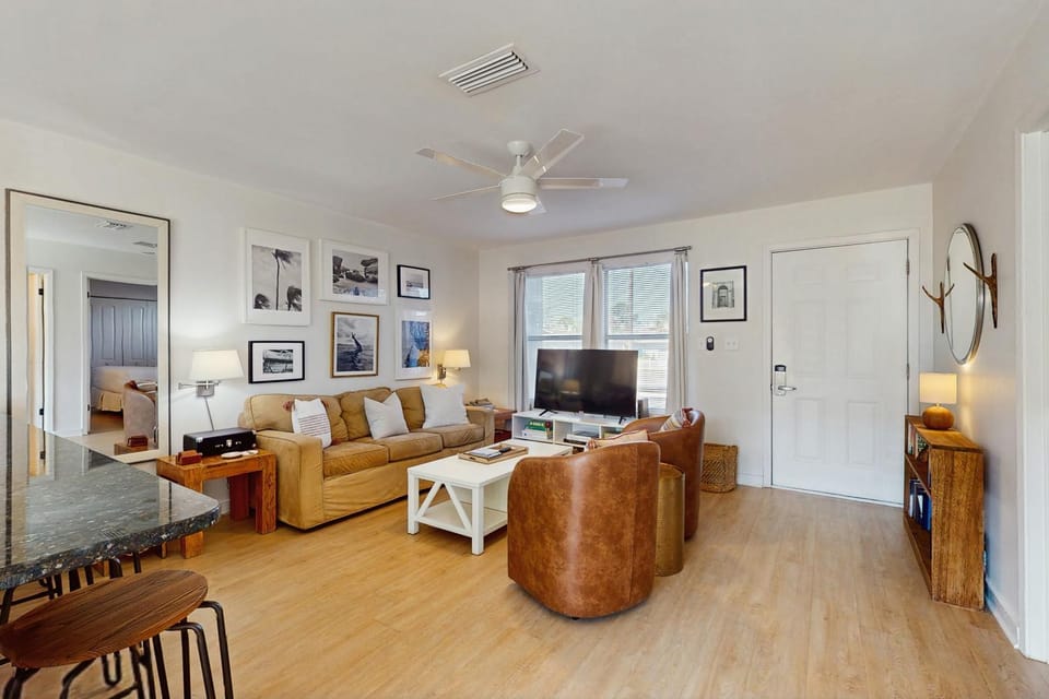 Cozy coastal ground floor condo close to beach access & full kitchen House in Okaloosa Island