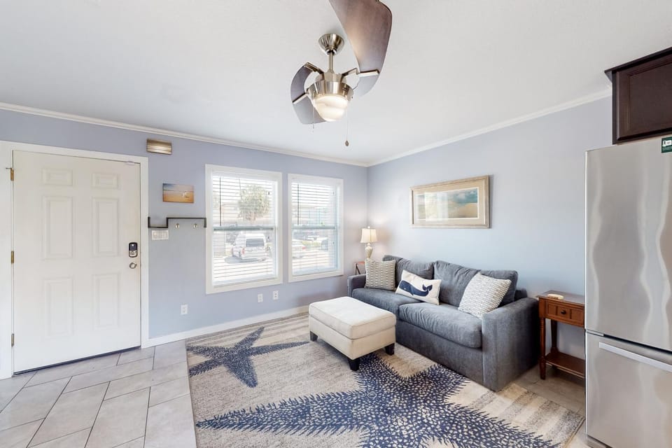 Dog-friendly Condo with a Private washer&dryer and Patio House in Okaloosa Island