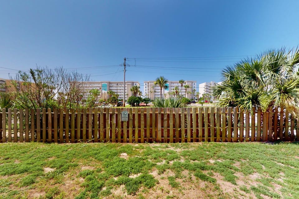 Dog-friendly Condo with a Private washer&dryer and Patio House in Okaloosa Island