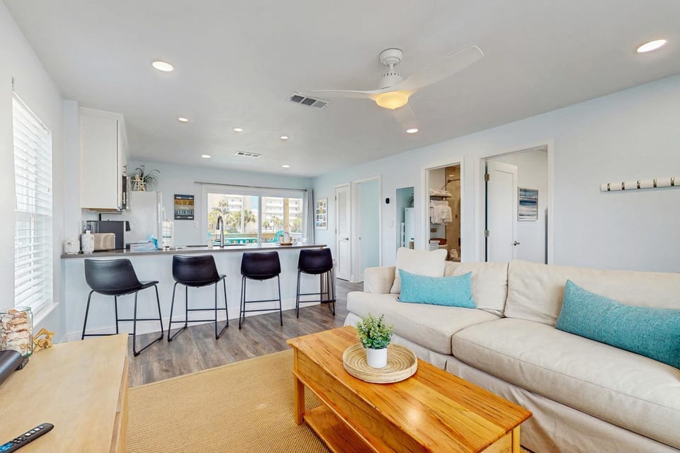 Cozy coastal condo dog friendly with easy beach access and close to everything House in Okaloosa Island