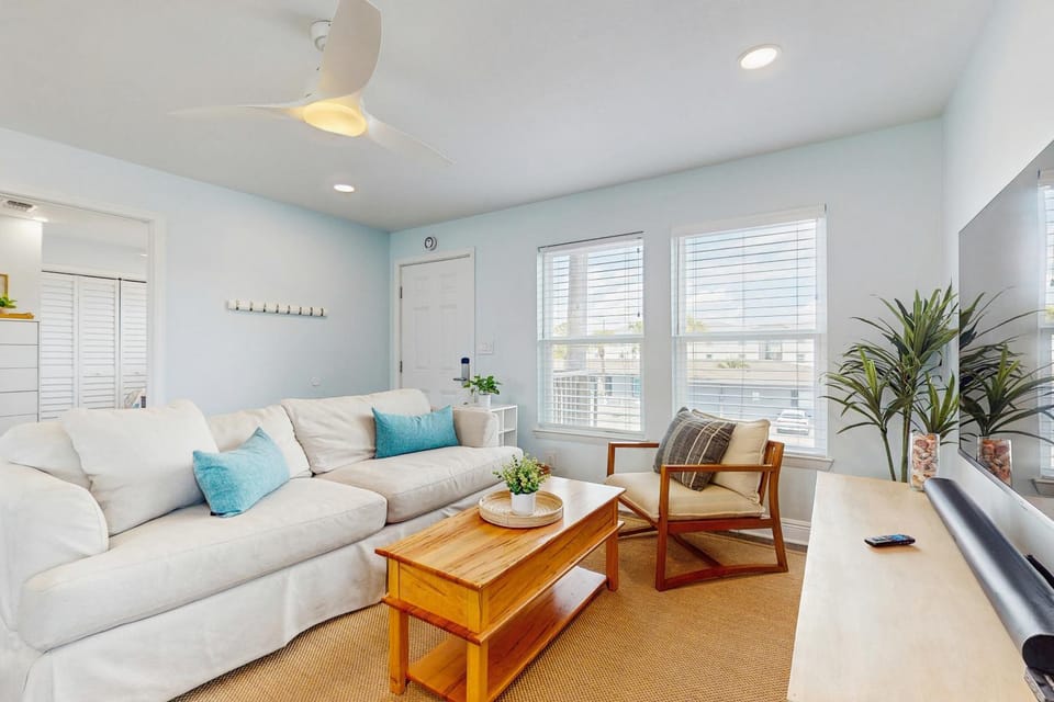 Cozy coastal condo dog friendly with easy beach access and close to everything House in Okaloosa Island