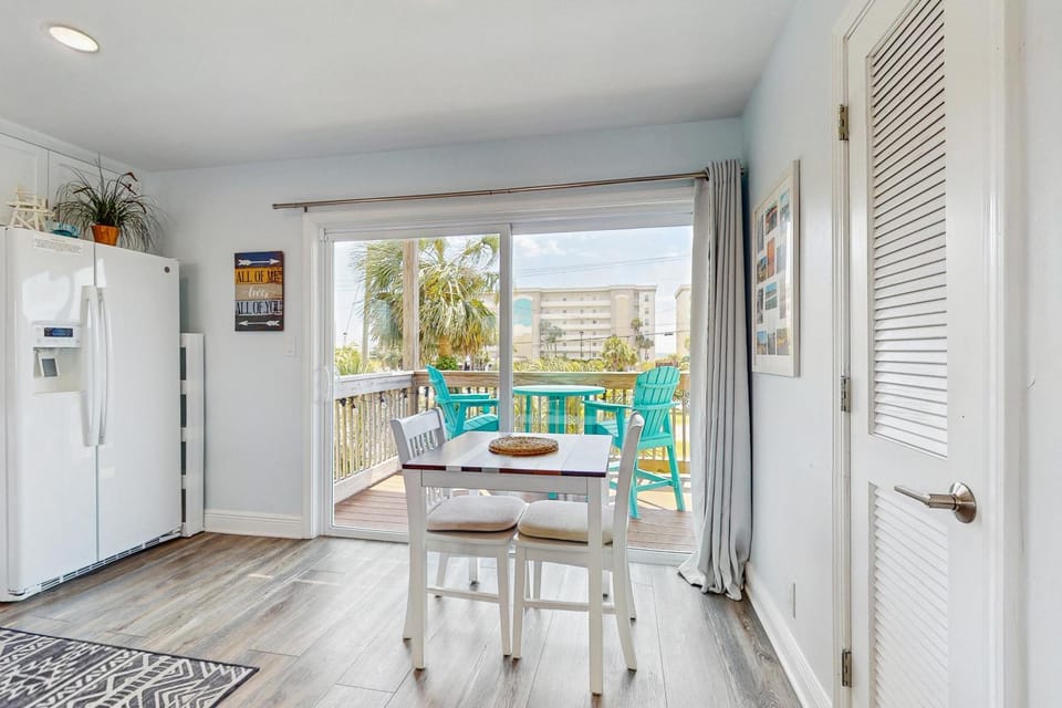Cozy coastal condo dog friendly with easy beach access and close to everything House in Okaloosa Island