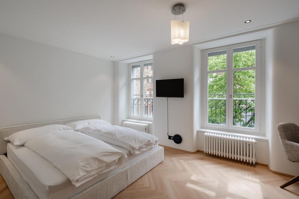 Bed, TV and multimedia, Bedroom