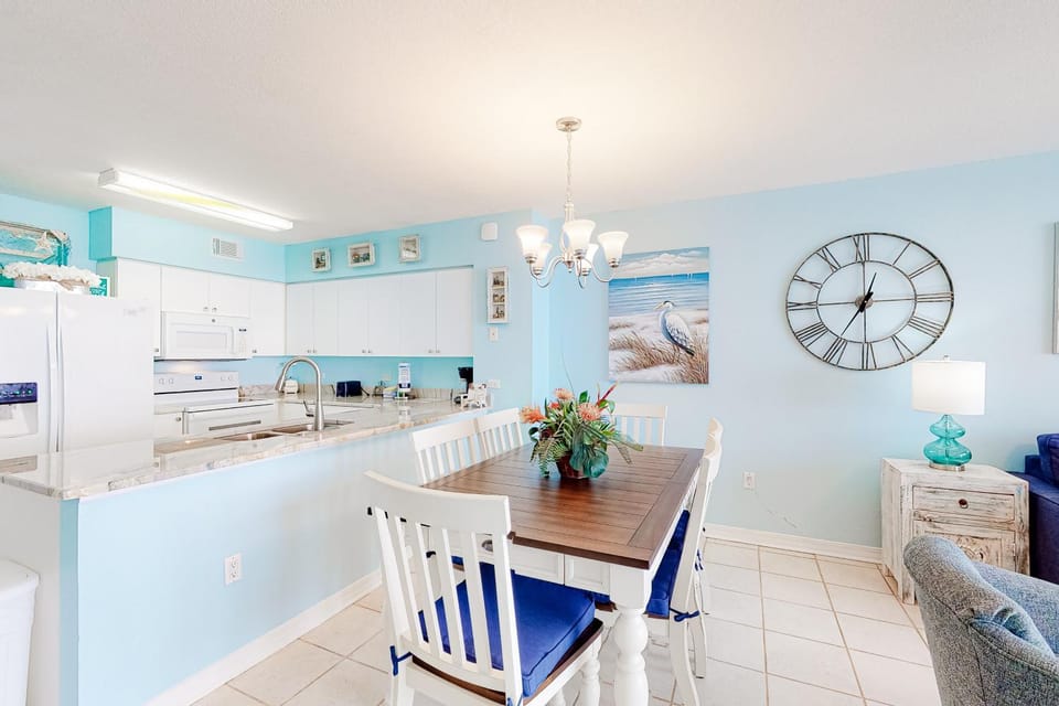 Fourth-floor spacious beachfront condo with views - close to entertainment House in Okaloosa Island