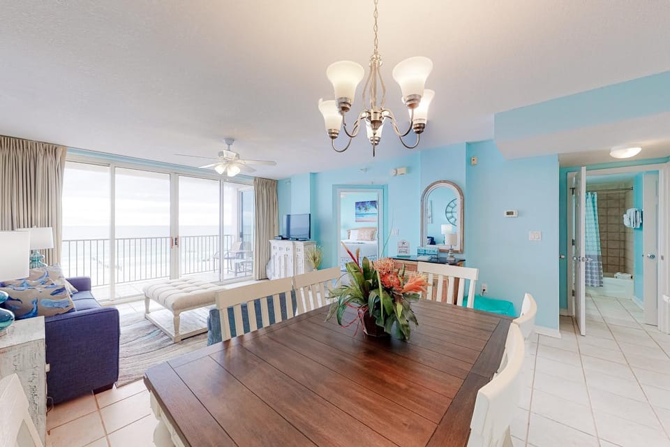 Fourth-floor spacious beachfront condo with views - close to entertainment House in Okaloosa Island