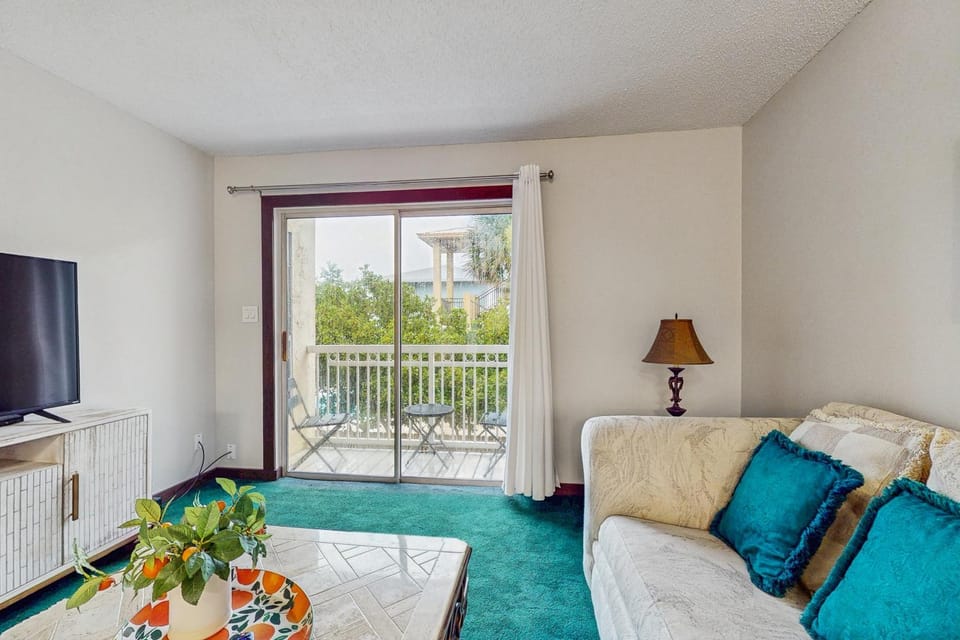 Cozy coastal condo full kitchen & close to beach access House in Okaloosa Island
