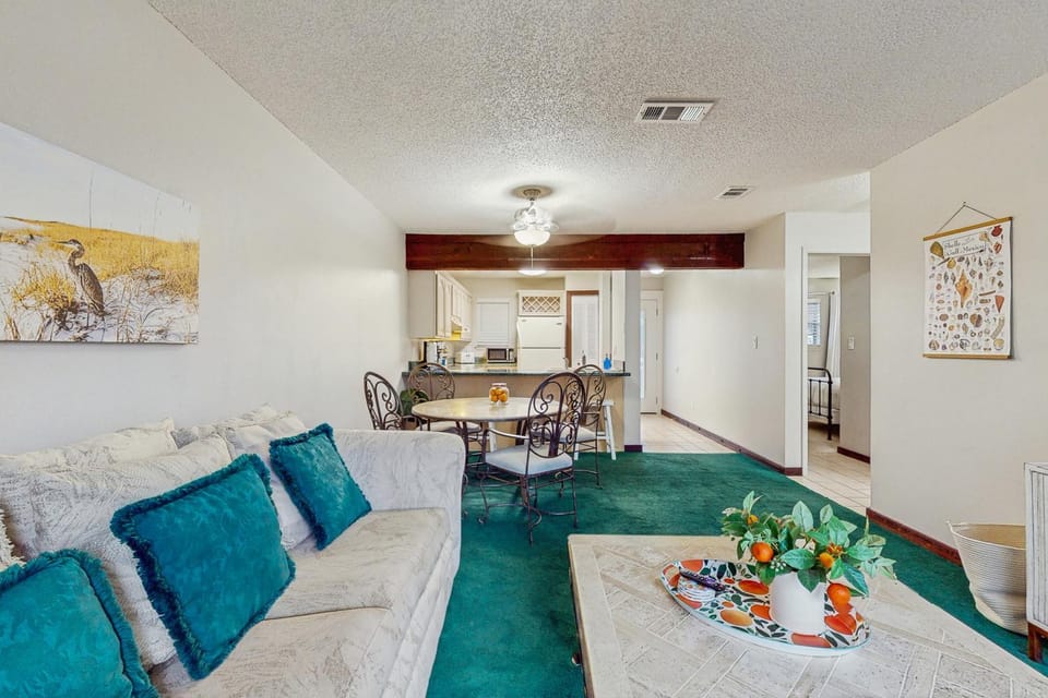 Cozy coastal condo full kitchen & close to beach access House in Okaloosa Island