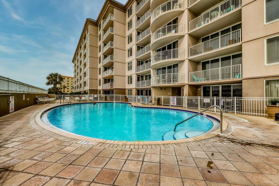 Oceanfront 7th-floor condo with balcony pool hot tub AC & washer&dryer House in Okaloosa Island