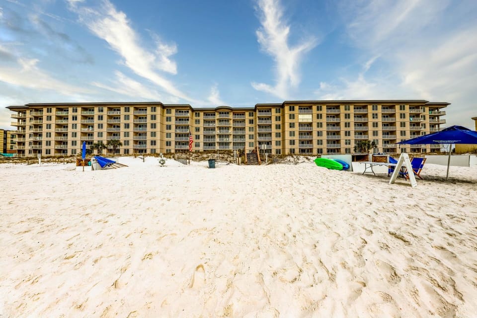 Oceanfront 7th-floor condo with balcony pool hot tub AC & washer&dryer House in Okaloosa Island