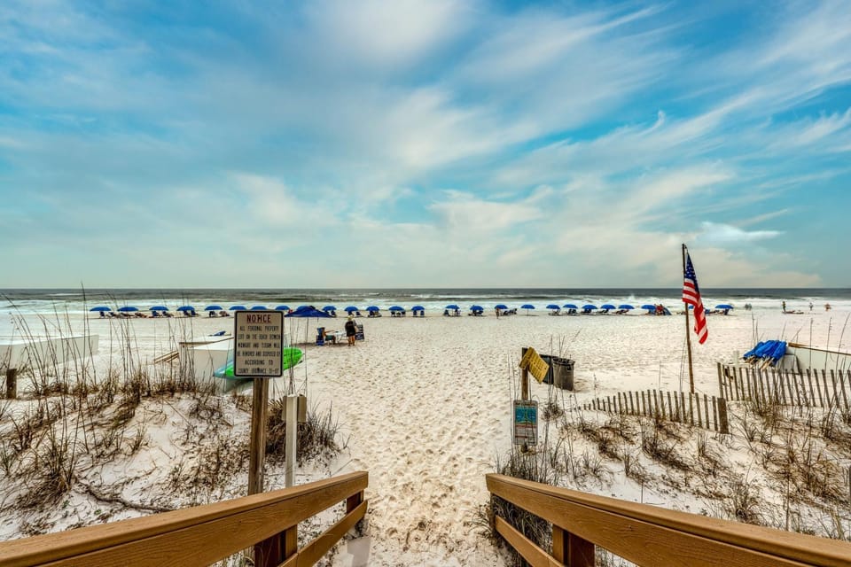 Oceanfront 7th-floor condo with balcony pool hot tub AC & washer&dryer House in Okaloosa Island