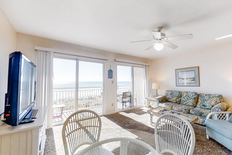 3rd Floor Bright Gulf-Front Condo with Views Close To Entertainment House in Okaloosa Island