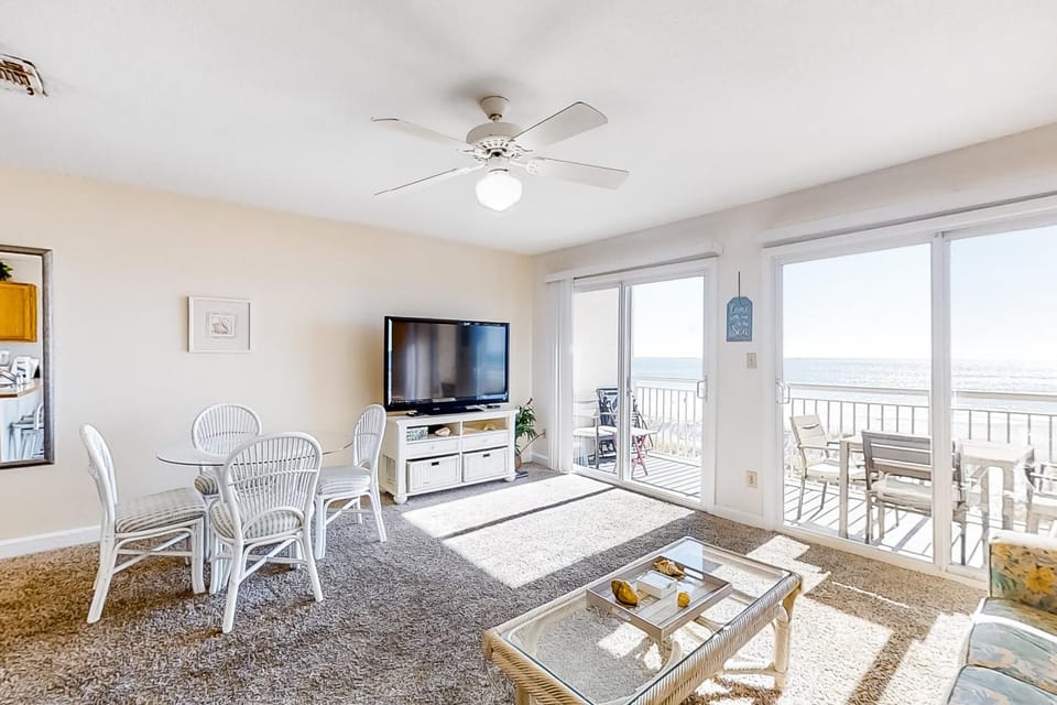 3rd Floor Bright Gulf-Front Condo with Views Close To Entertainment House in Okaloosa Island