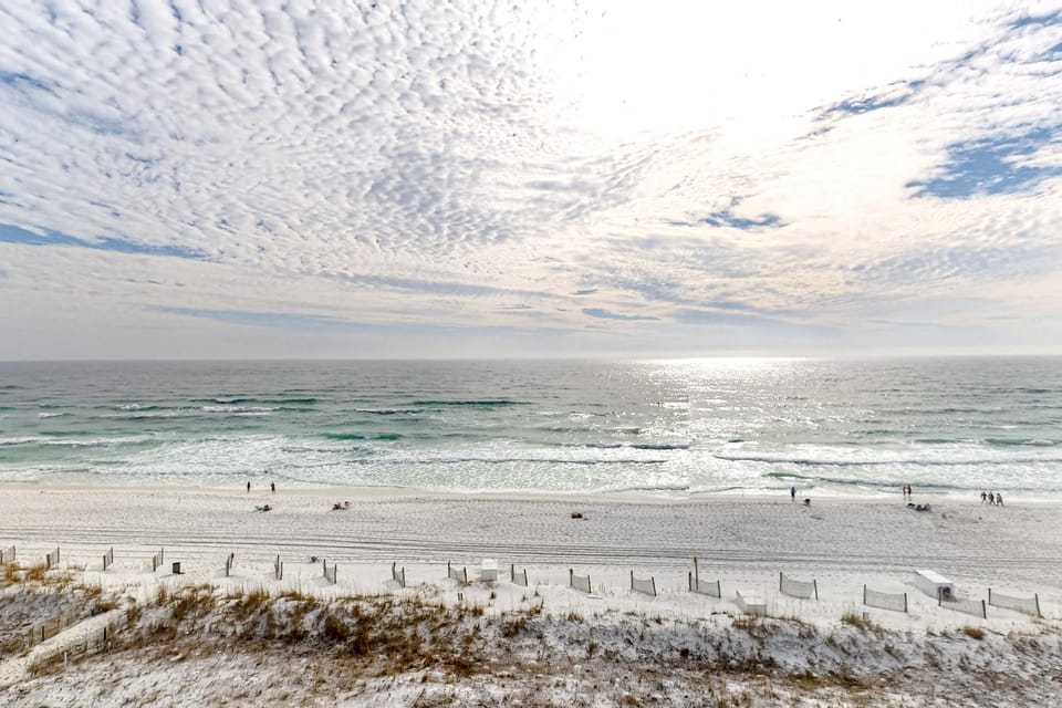 Cozy beachfront condo with beach service pool & hot tub -near shopping & dining House in Okaloosa Island