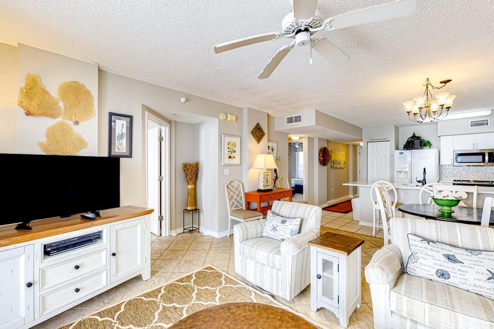 Cozy beachfront condo with beach service pool & hot tub -near shopping & dining House in Okaloosa Island