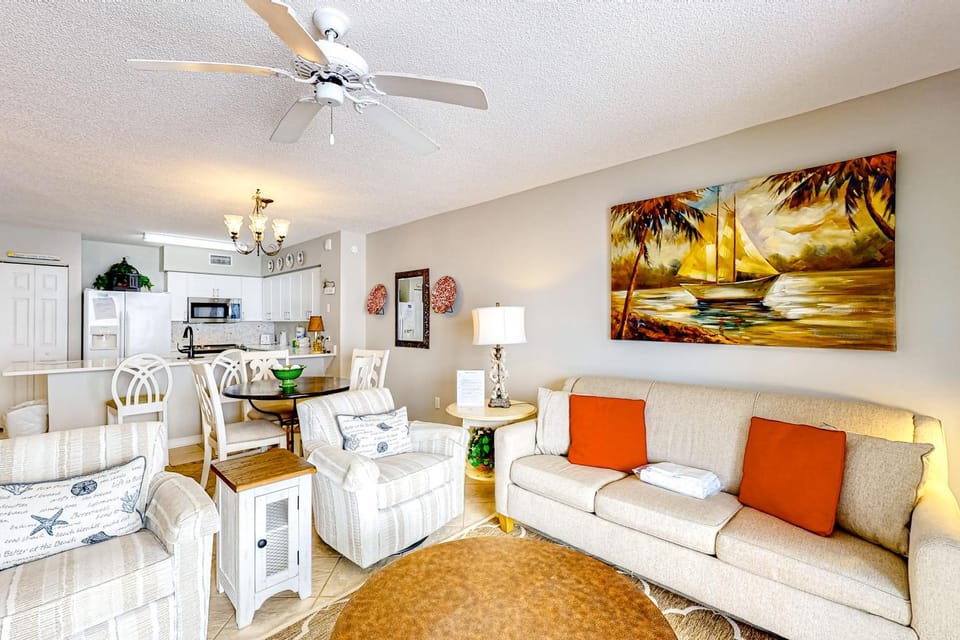 Cozy beachfront condo with beach service pool & hot tub -near shopping & dining House in Okaloosa Island