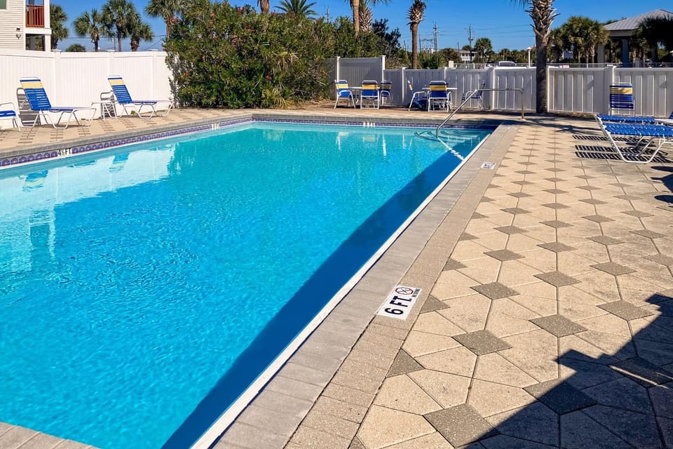 2nd Floor Gulf Front Condo with Gulf Views Close To Entertainment House in Okaloosa Island