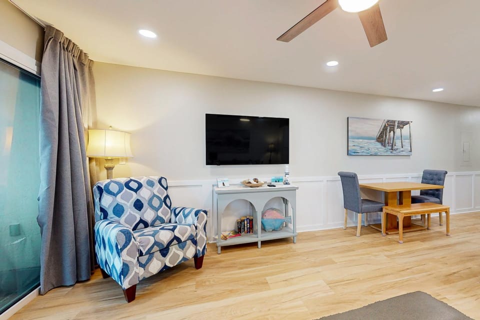 1st-Floor Condo in Heart of Destin with Beach Boardwalk Gulf Front Shared Pool House in Destin