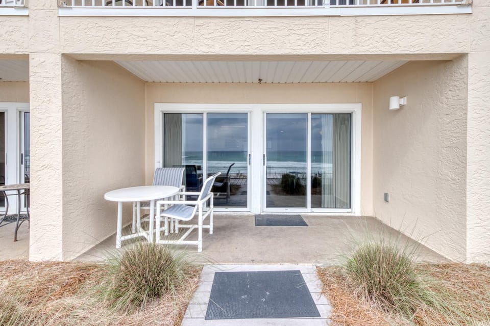 Stunning 1st-floor condo with Gulf view grill pools & beach access House in Destin